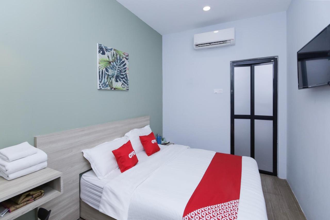Oyo 90399 Green Home Hotel Syariah Sepang Exterior foto