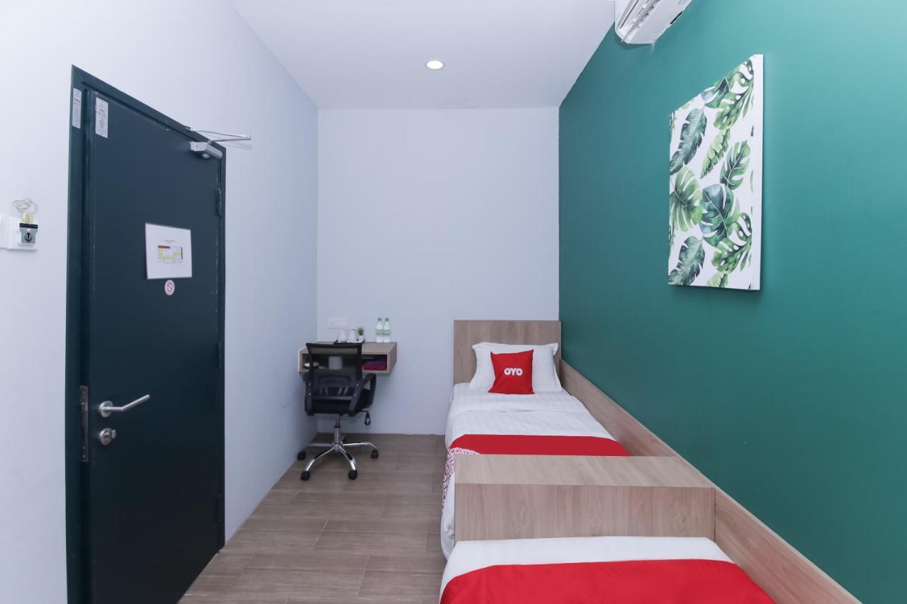 Oyo 90399 Green Home Hotel Syariah Sepang Exterior foto