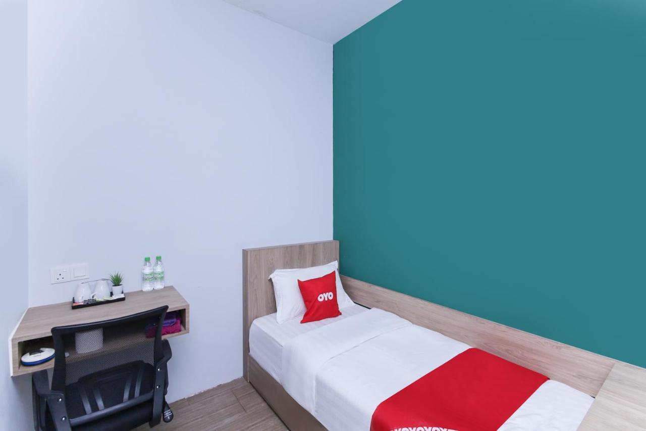 Oyo 90399 Green Home Hotel Syariah Sepang Exterior foto
