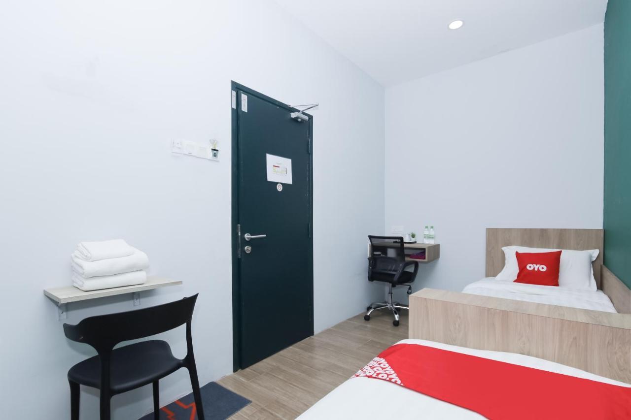 Oyo 90399 Green Home Hotel Syariah Sepang Exterior foto
