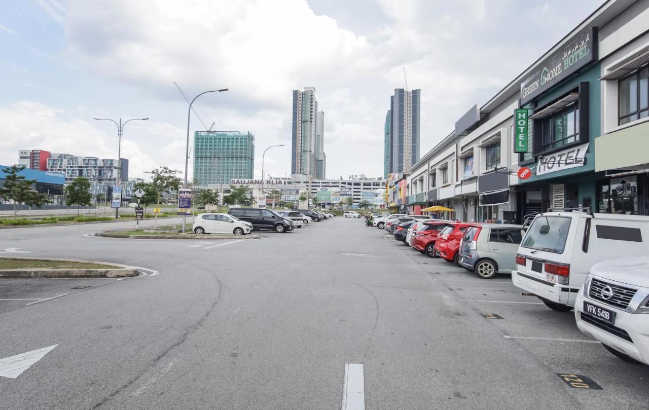 Oyo 90399 Green Home Hotel Syariah Sepang Exterior foto